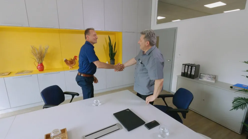 Utajený šéf skončil svoje putovanie firmou dojímavo: Zamestnancov odmenil