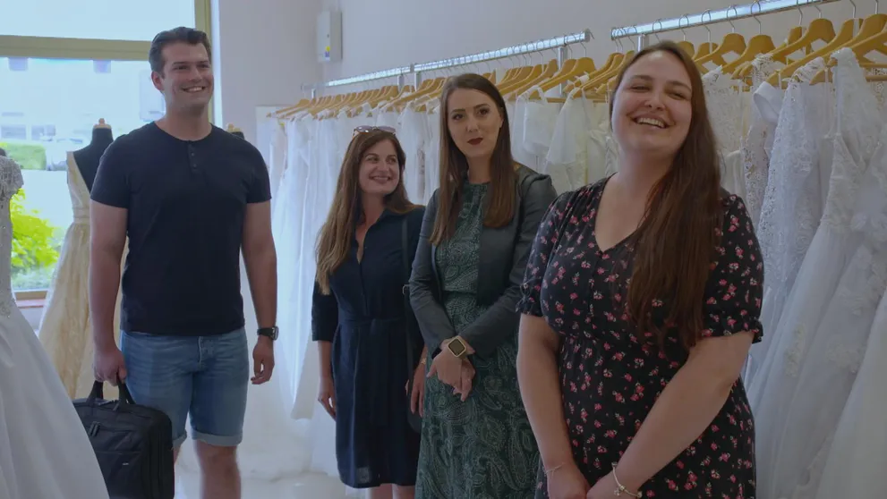 To tu ešte nebolo. Manžel pobavil detailným popisom šiat, takto má jeho nevesta vyzerať