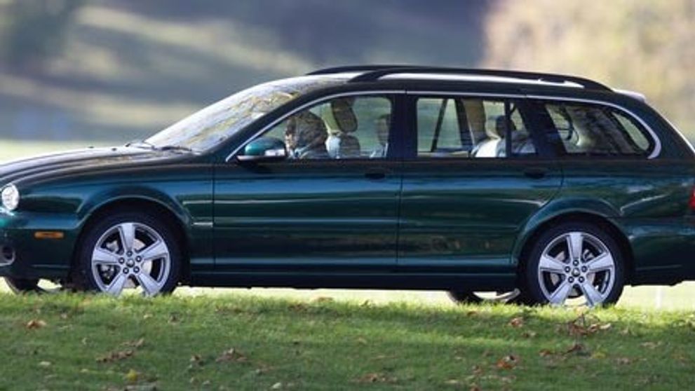 Kráľovná po zdravotných ťažkostiach: Paparazzom neušla