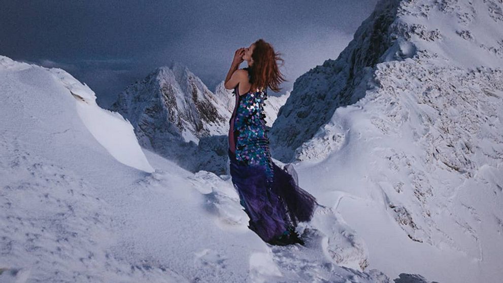 Módna fotografia z vrcholkov hôr