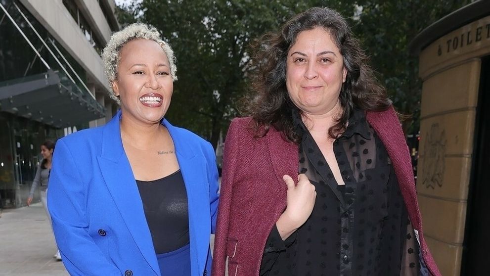 Populárna speváčka povedala áno svojej priateľke. Pozrite na ten obrovský prsteň!