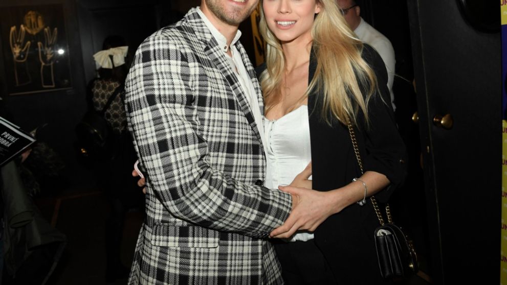 Známy herec prekvapil. Ledva sa rozišiel s jednou a už má druhú