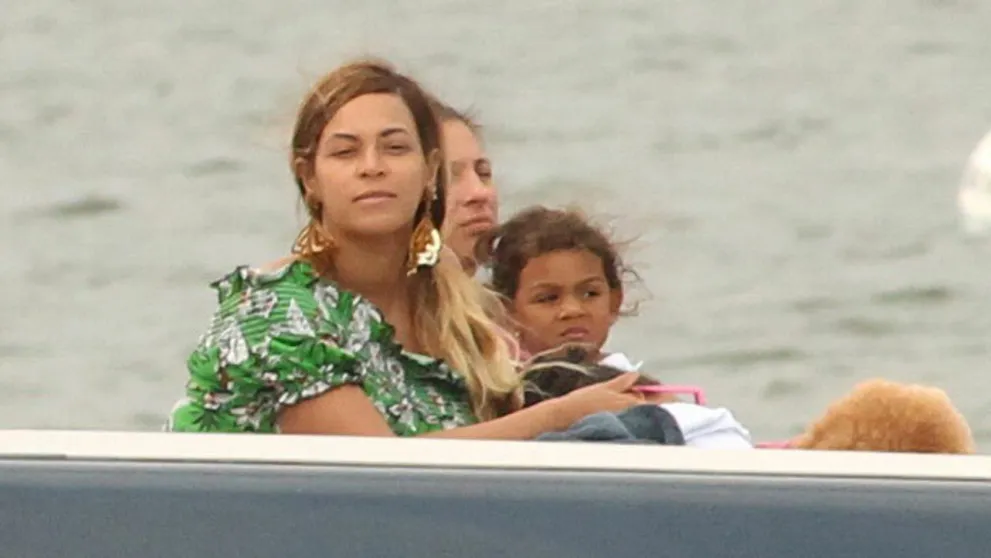 Beyoncé na jachte bez mejkapu. Nenalíčenú by ju spoznal len málokto