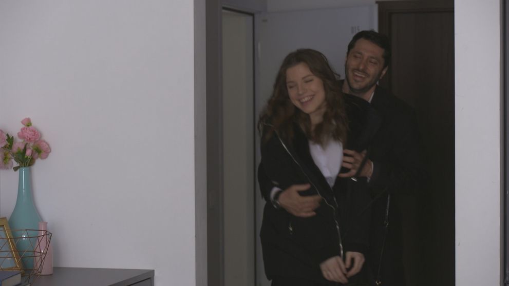 Opitá Dorka s Alexom v posteli. Luky ich nájde v objatí