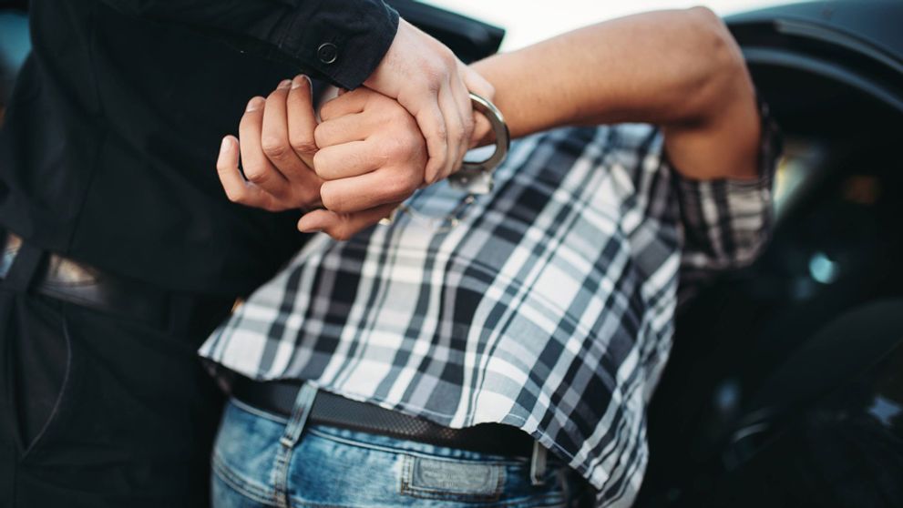 Prominentný synáčik v problémoch. Má len 19 a už skončil v rukách polície