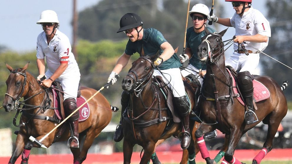 Princ Harry mal nehodu na zápase: Hrozivý pád z koňa
