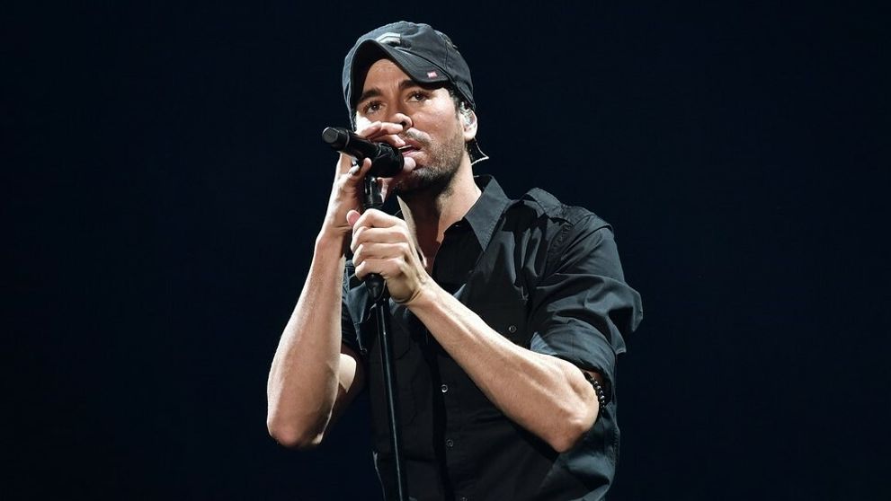 Enrique Iglesias zverejnil video s dámou na kolenách. Jeho polovička to nie je!