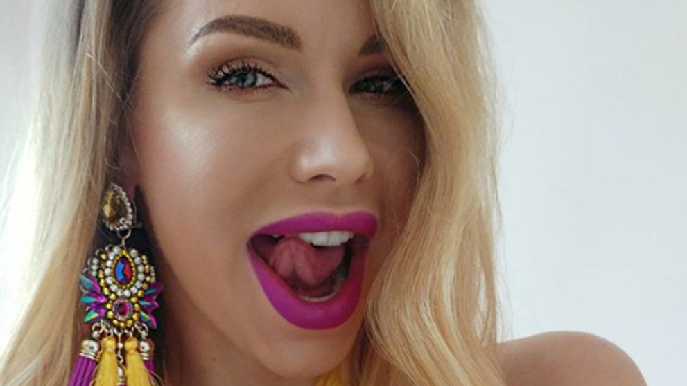 Nahá Eva Cifrová na poli. Uf, rozkrok jej prekryl iba klások