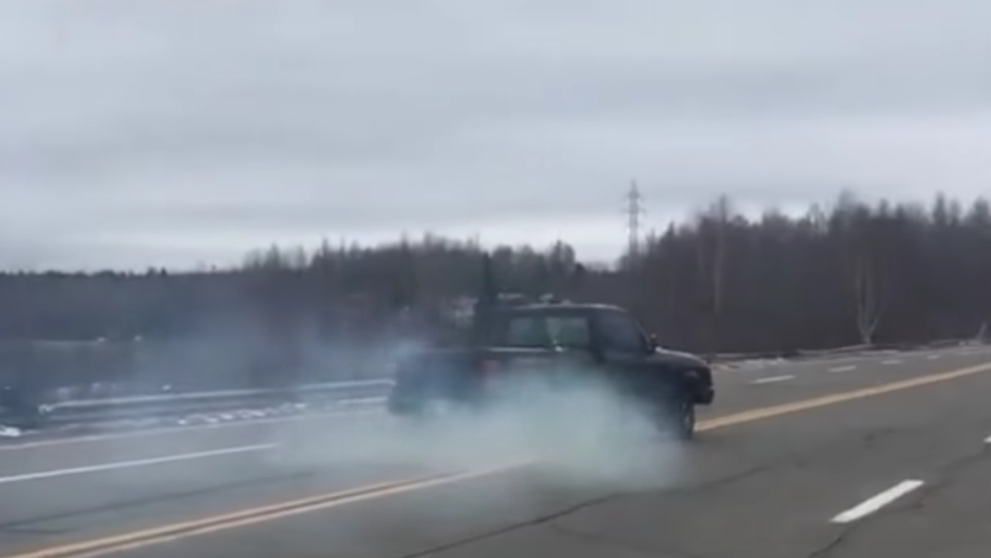 VIDEO: Čo sa stane s autom, keď zaradíte spiatočku v plnej rýchlosti?