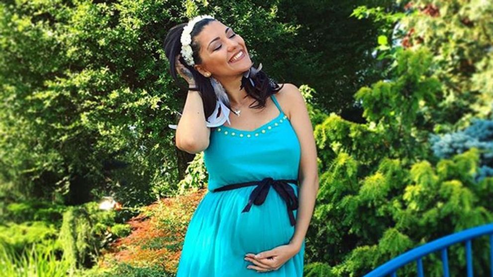 Tehotná Mamba bez podprsenky. Čo tie vykúkajúce bradavky?