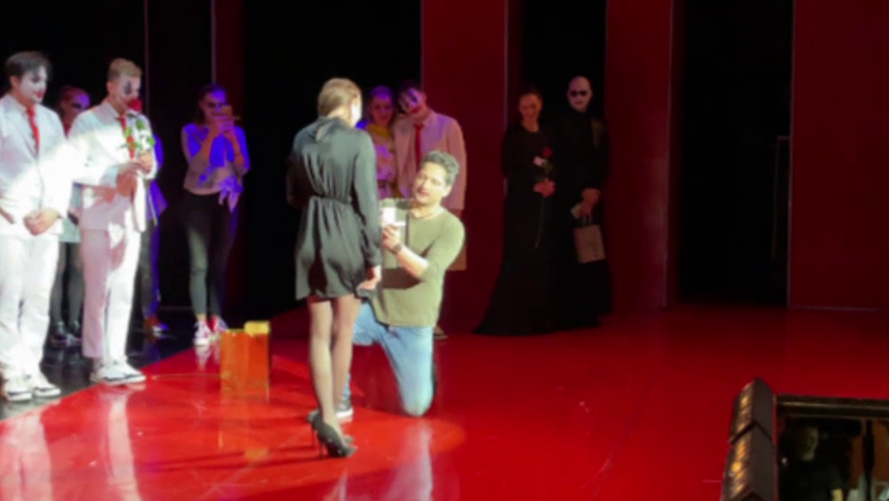 VIDEO: Slovenský herec urobil nečakaný krok. Žiadosť o ruku na pódiu v divadle