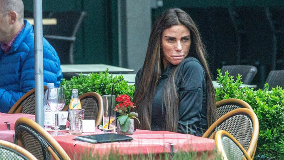 „Žhavá“ dovolenka Katie Price so zajačikom: Chytal si ho v reštaurácii pred ľuďmi
