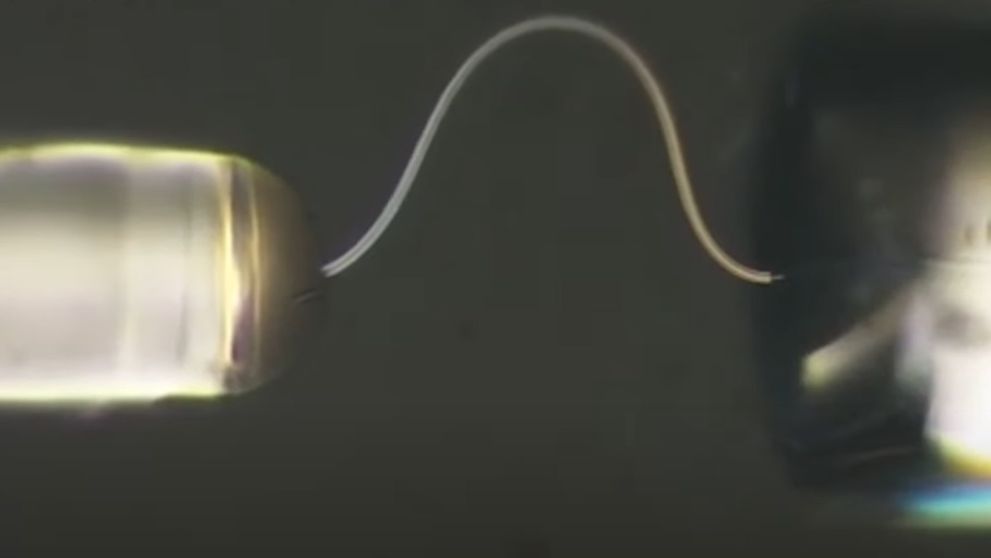 Čínski vedci vyvinuli elastický ľaď. Po ohnutí sa vráti do pôvodného tvaru