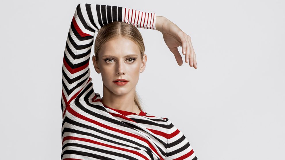 Známa modelka sa neudržala: Pred kamerami naložila obľúbenému hercovi!