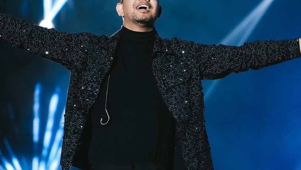 Skolaboval na pódiu a zomrel. Spevák mal iba 30 rokov