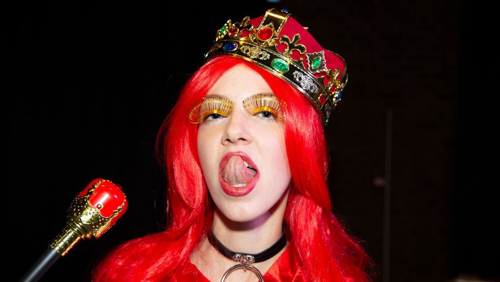 Stále má čím šokovať! Alex Wortex mala medzi nohami živočícha