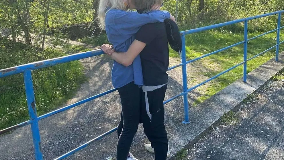 Konečne nič nebráni ich láske. Superstarovský párik zverejnil prvú pusu