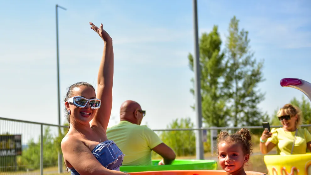 Šmolkov si užili aj Twiinsky, speváčky Veronika a Daniela prišli s celou rodinou!