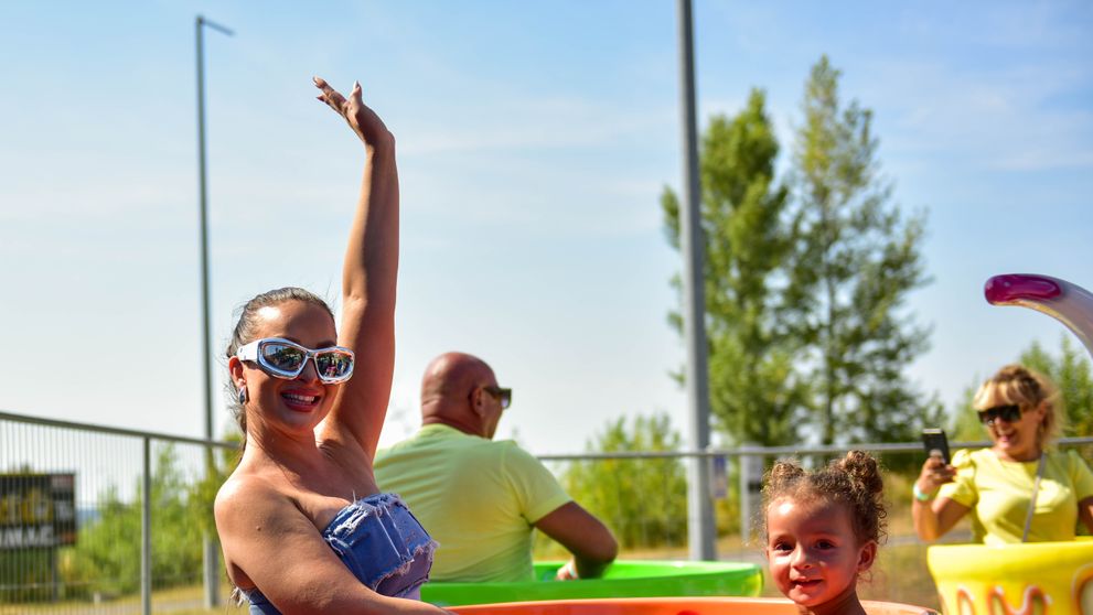 Šmolkov si užili aj Twiinsky, speváčky Veronika a Daniela prišli s celou rodinou!