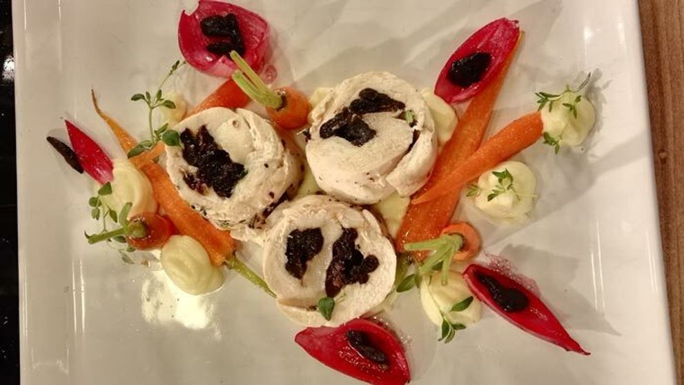 Pošírované kuracie prsia so zemiakovým pyré a slivkovo-medovou omáčkou