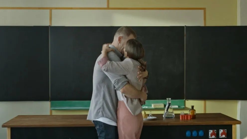 Svoju lásku viac neskrývajú: Klaudia sa vrhla na Sama pred celou triedou
