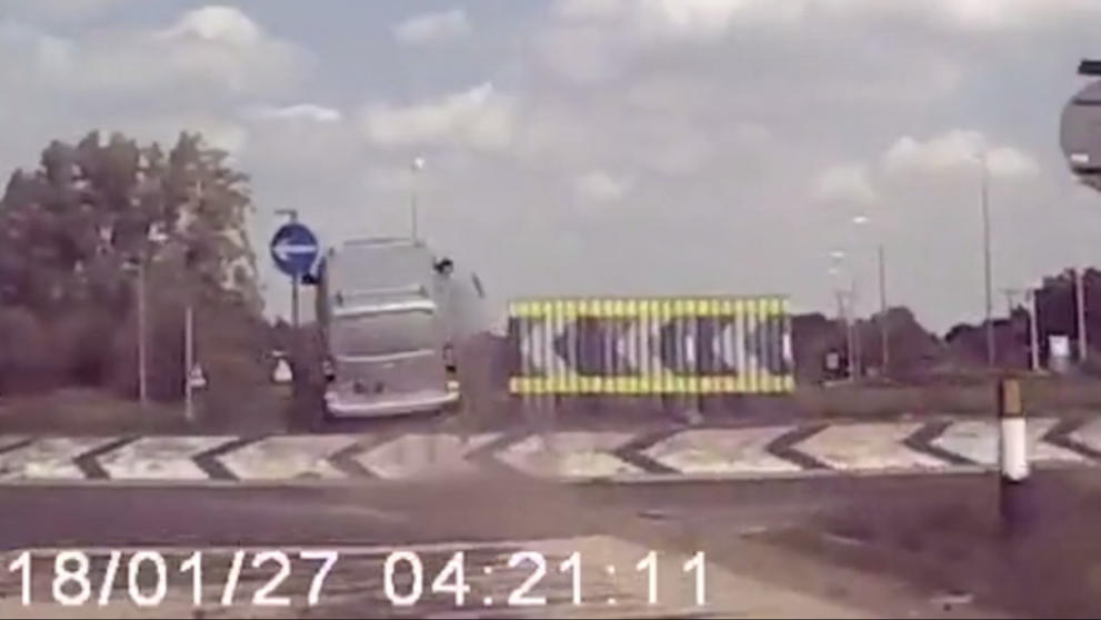 Nehoda ako z Kobry 11. Dodávka letela vzduchom