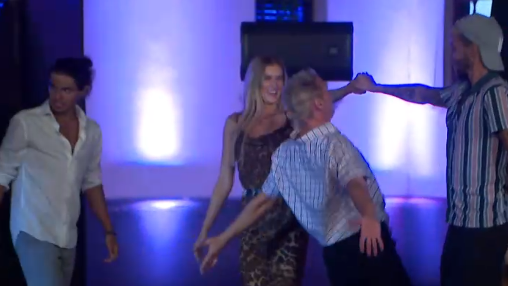 Žhavé tance Survivorov. Marťas sa exotickými tanečníkmi nenechal zahanbiť