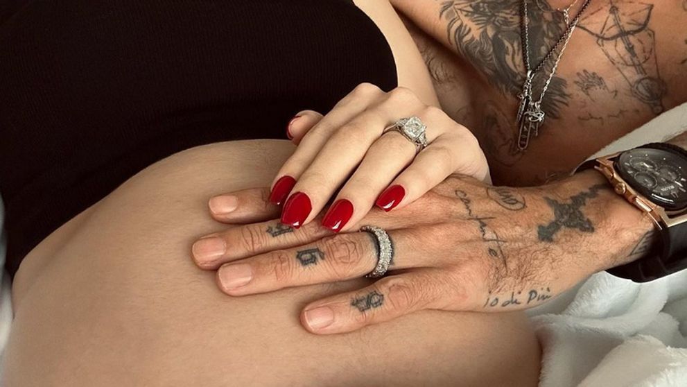 Len dva týždne po svadbe oznámili tehotenstvo: Spevák čaká už siedme dieťa