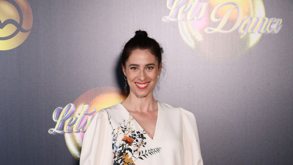 Tehotná herečka zažiarila na Let's Dance: Na červenom koberci v bielych šatách