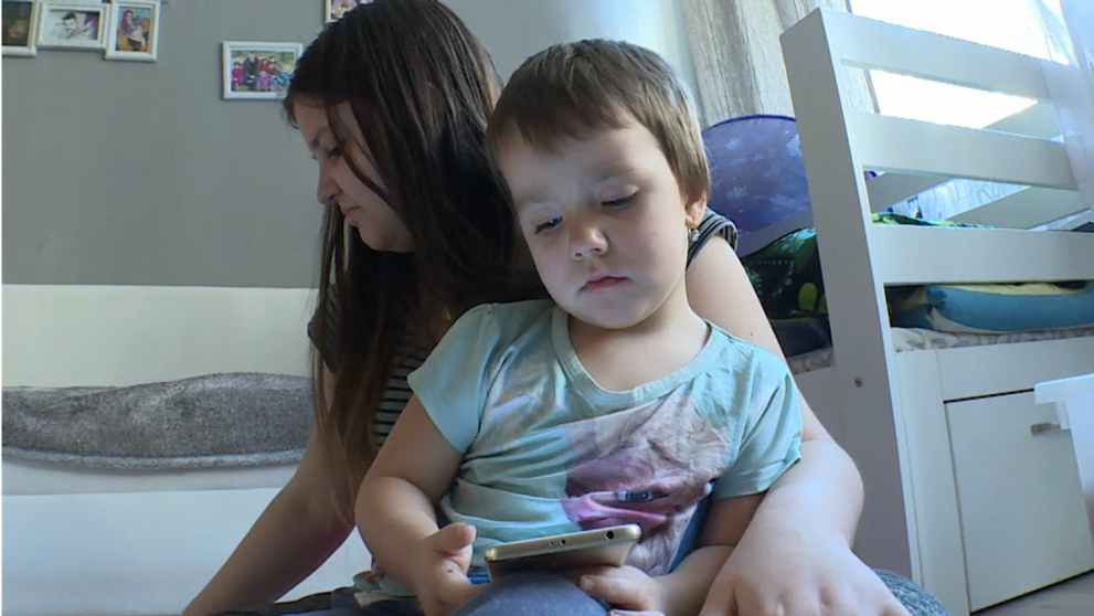 Zamenená manželka zmrzla. Neuveríte, čo rodičia nechali pozerať autistické dieťa!