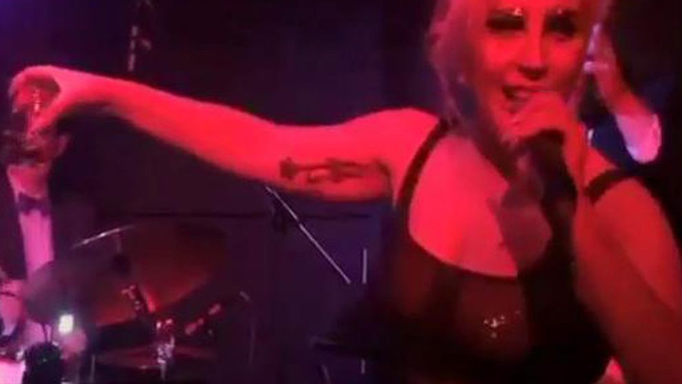 Gaga s drinkom v ruke na pódiu: Priznala promile a zaspievala ako bohyňa!