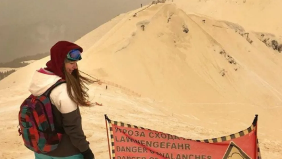 Pre oranžový sneh to na európskych svahoch vyzeralo ako na Marse