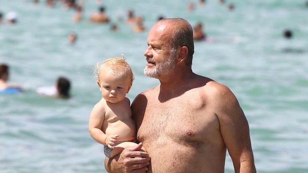 Seriálový Frasier (60) ukázal svoj rozkošný poklad. Je to celý otec