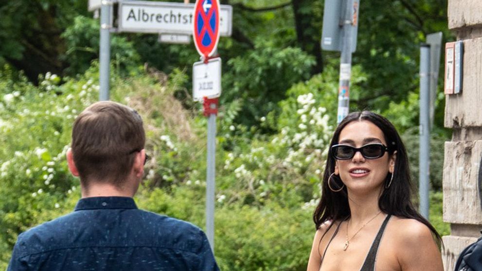 Dua Lipa vyrazila do ulíc: Zo supermini šiat jej prsia takmer vypadli