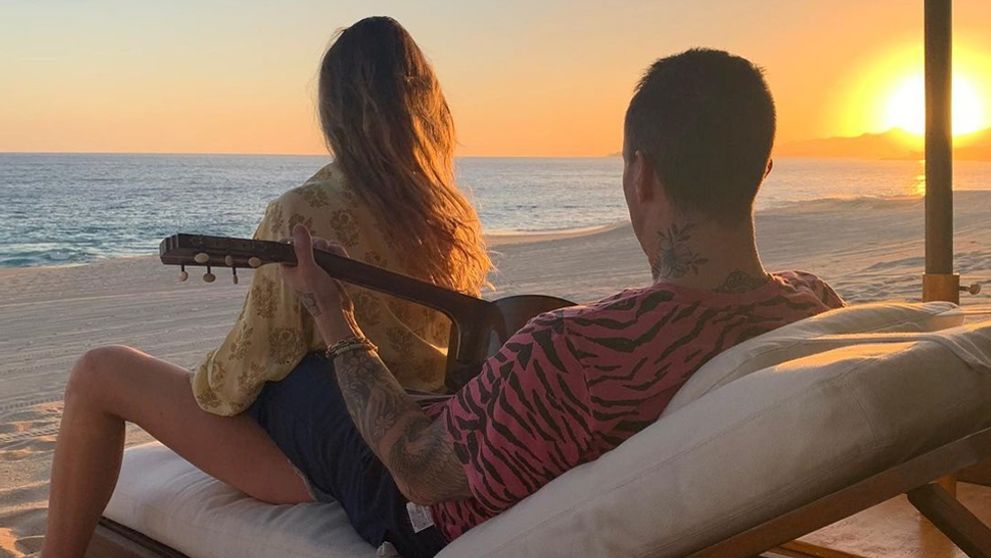 Manželka známeho speváka šokuje. Len dva týždne po pôrode je štíhla ako prútik