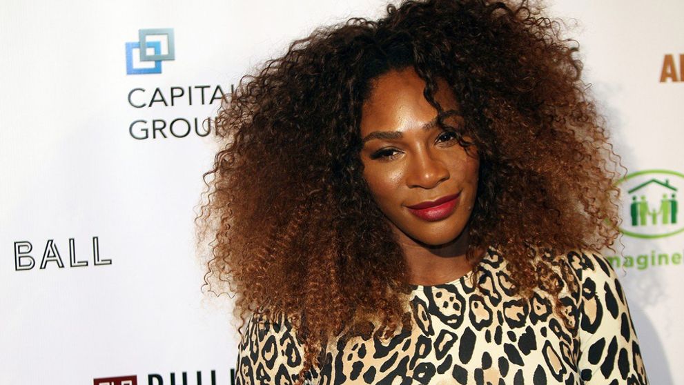 Serena Williams išla donaha. Prsia jej zakrývali iba dlane
