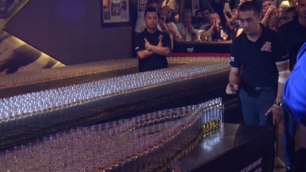 Bizarný rekord. Tisícky poldecákov zhodili ako domino