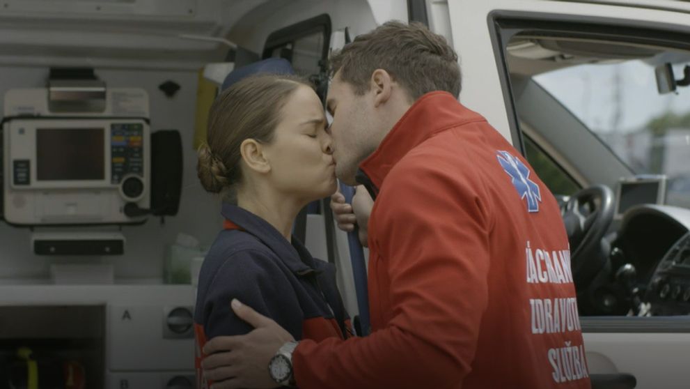 Medzi Emou a Adamom padne prvý bozk