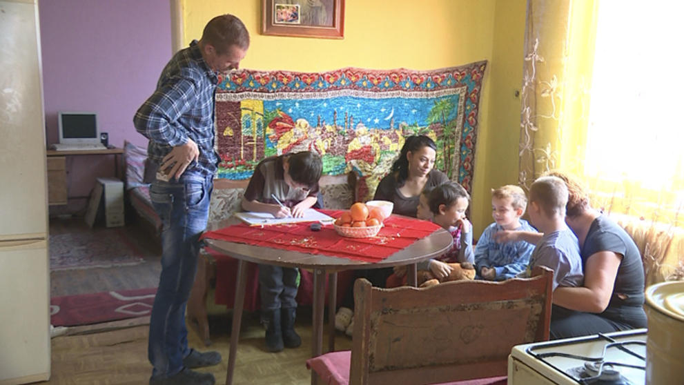 Osemčlenná rodina žije v jednej izbe!