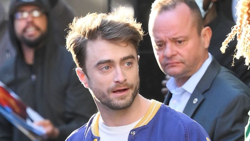 Z Harryho Pottera je otec! Pozrite, ako to Radcliffeovi pristane s kočíkom