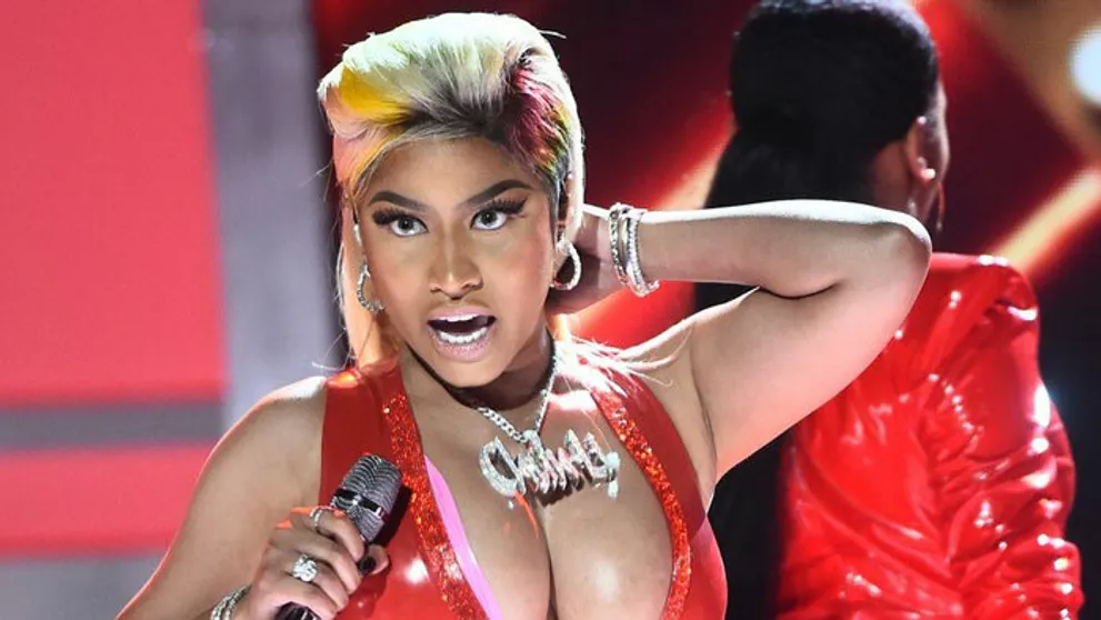 Nicki Minaj nesklamala. Prsia vyskočené zo šiat a ruka... to je už príliš!