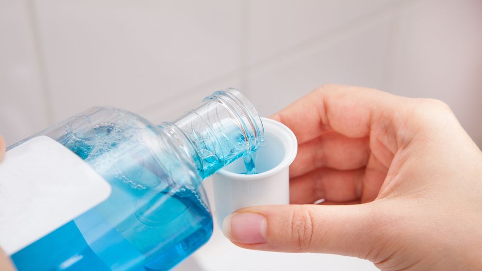 10 trikov, ako využiť ústnu vodu v domácnosti
