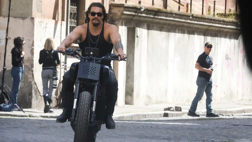 VIDEO: Hrozivá nehoda filmového Aquamana, čelná zrážka s motocyklistom