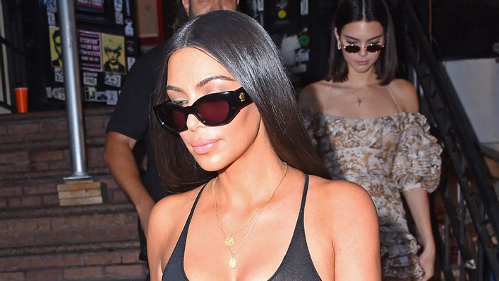 Kardashianky nastavujú vulgárny trend. Na ulici bežne ukazujú prsia