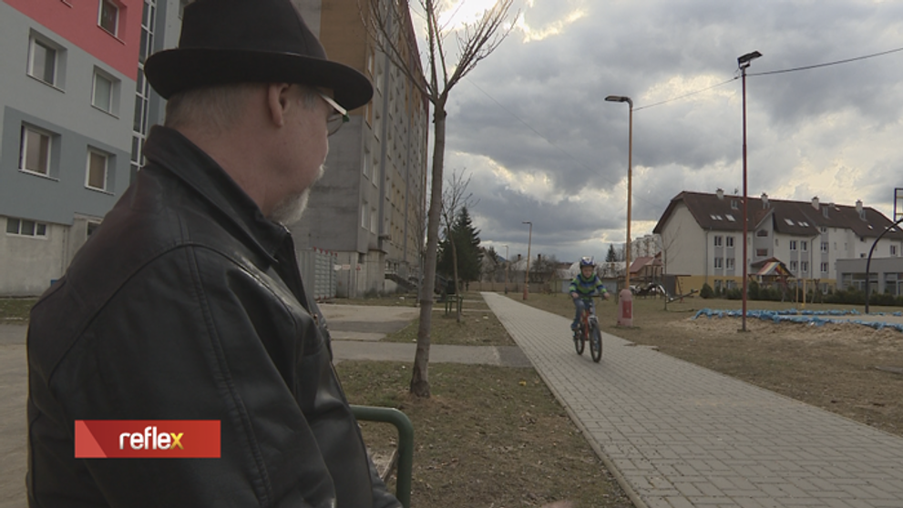 Zúfalý starký s chorým vnukom