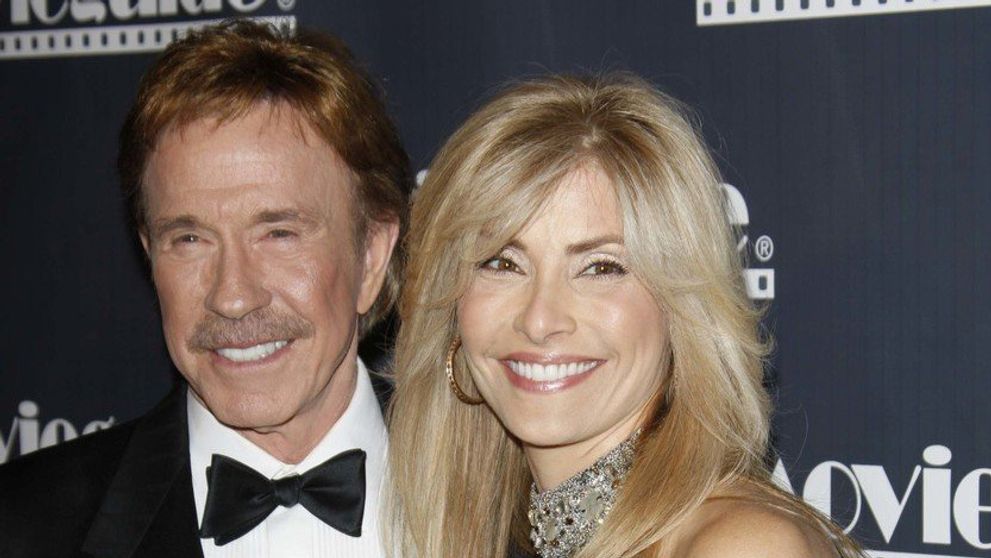 Chuck Norris tvrdí, že mu v nemocnici otrávili manželku. Varuje ľudí pred touto látkou