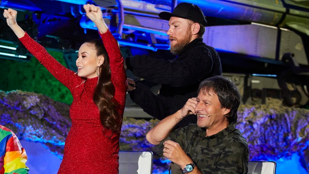 Polnočná rozcvička v bunkri. Rozhýbte sa s Monikou a Leošom