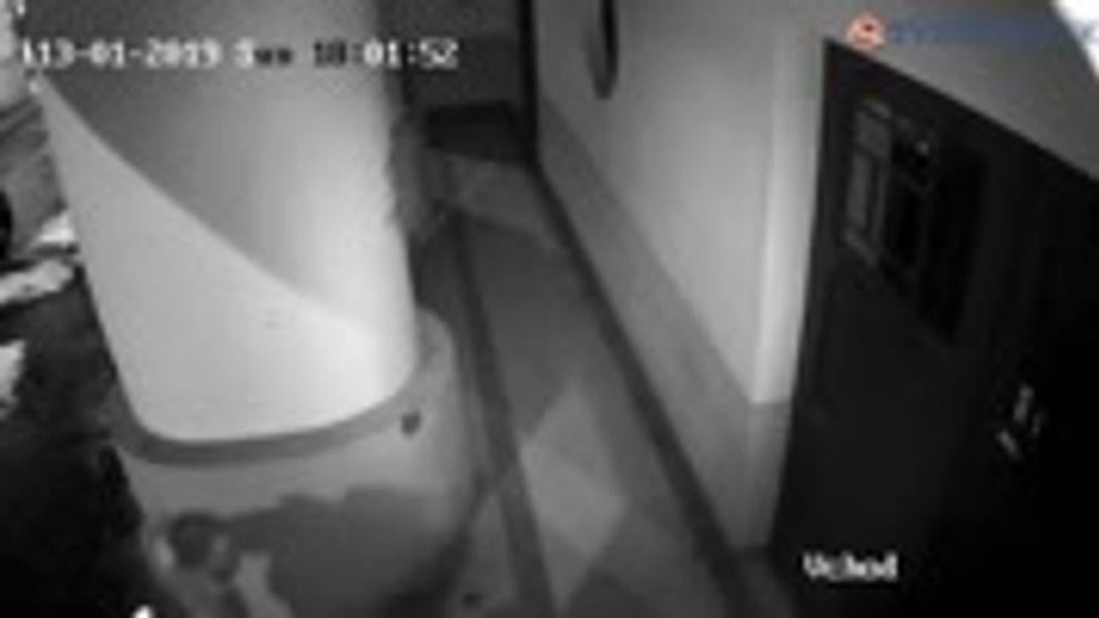 Rozmlátil bagrom cudzie auto: Lašák strašil deti políciou!