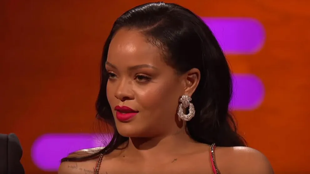 Ten moment, keď Rihanna „dá dole“ moderátora: Takto zareagovať dokáže iba ona