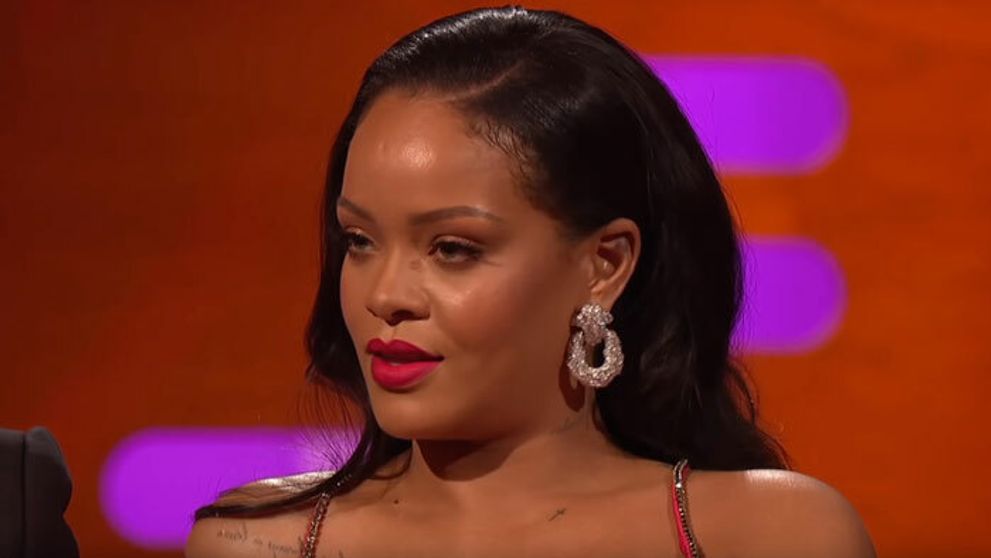 Ten moment, keď Rihanna „dá dole“ moderátora: Takto zareagovať dokáže iba ona